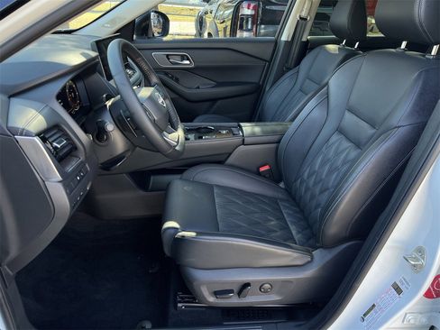 Certified 2025 Nissan Rogue Platinum w/ Tech Package image 21