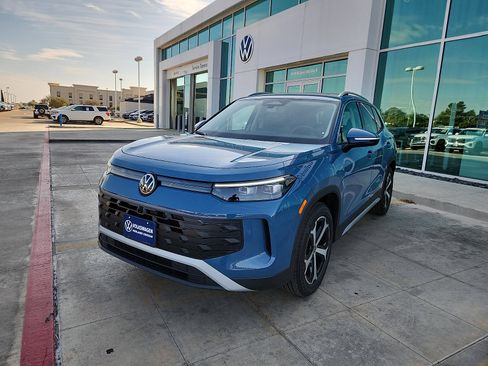 New 2026 Volkswagen Tiguan SE FWD image 3