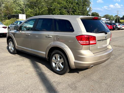 Used 2009 Dodge Journey SXT w/ Flexible Seating Group image 4