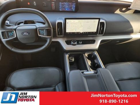 Used 2025 Ford Expedition Active image 28