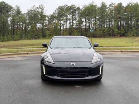 Used 2018 Nissan 370Z Touring image 2