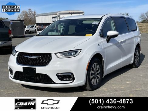 Used 2023 Chrysler Pacifica Touring-L image 3