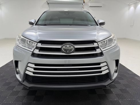 Used 2017 Toyota Highlander XLE FWD image 2