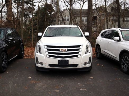 Used 2016 Cadillac Escalade Luxury image 2