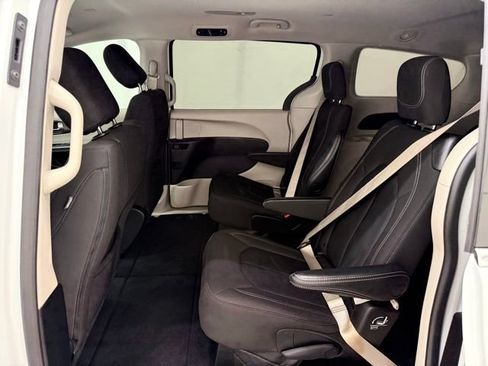 Used 2023 Chrysler Voyager LX FWD image 16