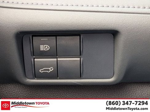 Used 2021 Toyota Highlander XLE AWD/4WD image 19
