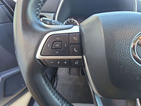 Used 2023 Toyota Highlander XLE image 12