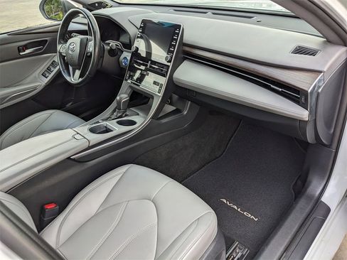 Used 2019 Toyota Avalon XLE image 15