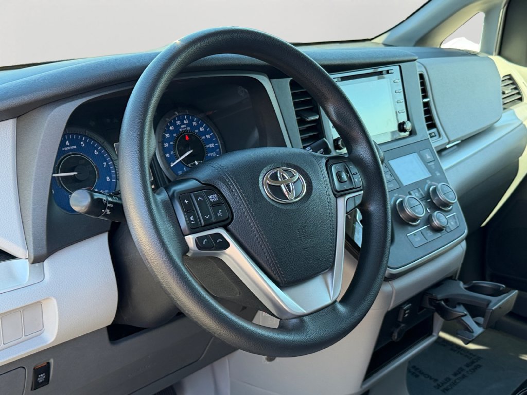 Used 2020 Toyota Sienna LE FWD image 19