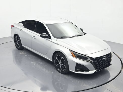 Used 2024 Nissan Altima 2.5 SR FWD image 30