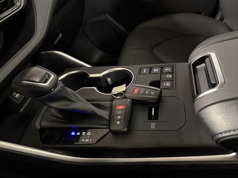 Used 2023 Toyota Highlander XLE image 15