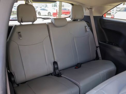 Used 2025 Toyota Sienna XLE FWD image 12