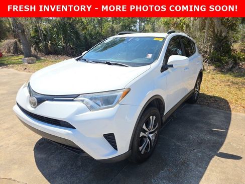 Used 2018 Toyota RAV4 LE image 1