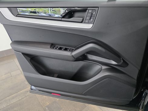 Used 2025 Porsche Cayenne AWD/4WD image 18