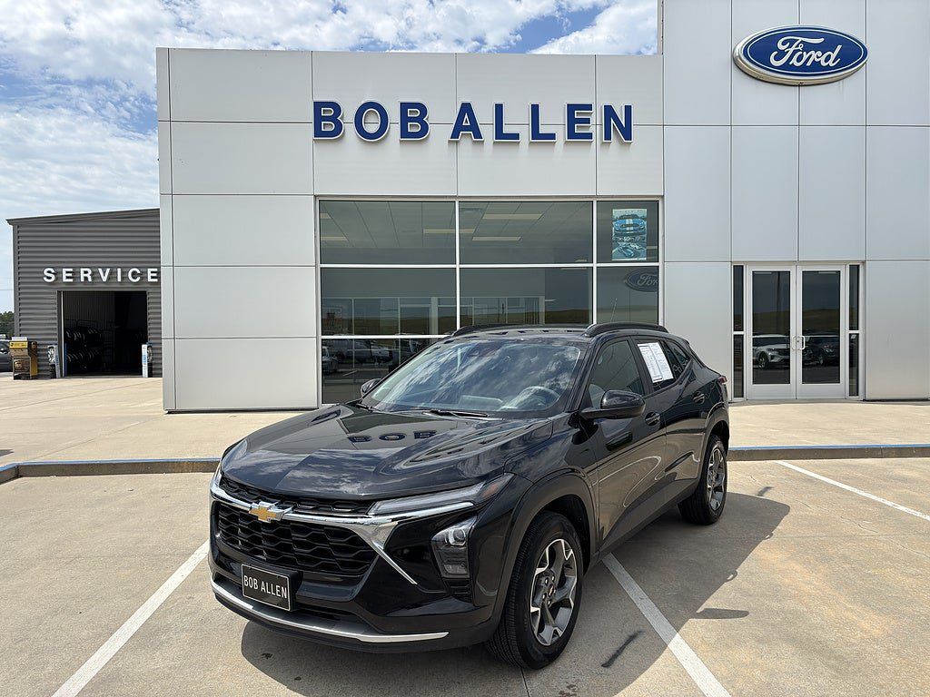 Used 2025 Chevrolet Trax LT FWD image 1