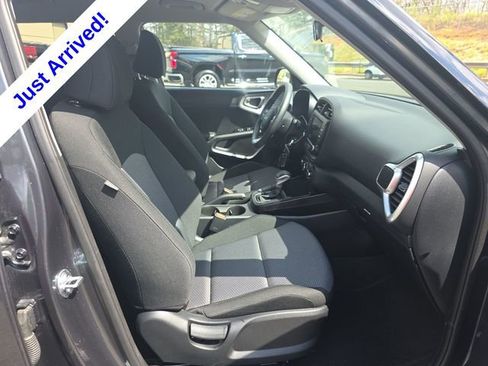 Used 2025 Kia Soul LX w/ LX Technology Package FWD image 7
