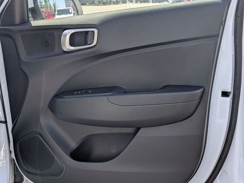 Used 2025 Hyundai Venue SEL FWD image 32