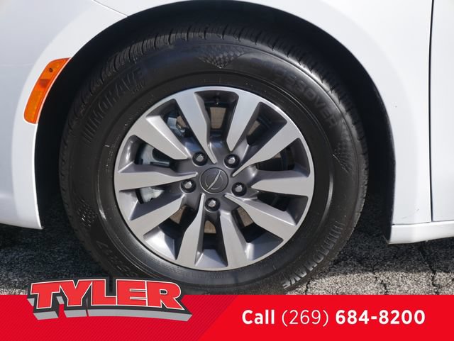 Used 2024 Chrysler Pacifica Limited FWD image 45