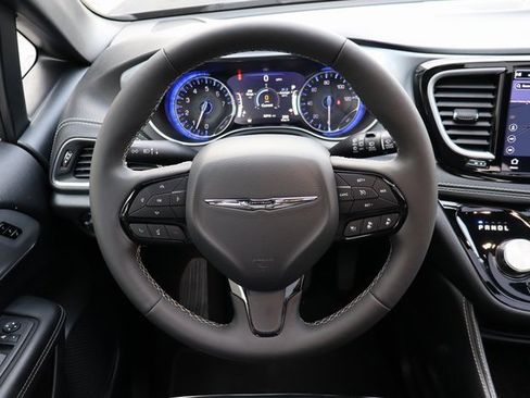 Used 2025 Chrysler Pacifica Limited image 20