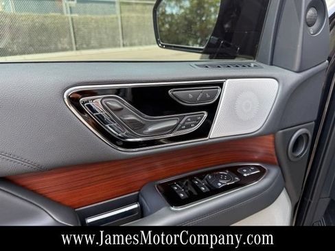 Used 2022 Lincoln Navigator Reserve AWD/4WD image 14