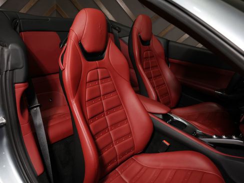 Used 2019 Ferrari Portofino image 5