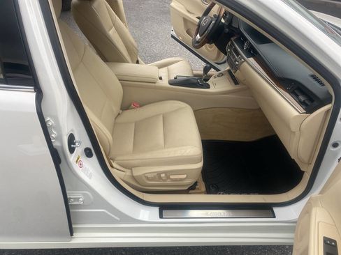 Used 2015 Lexus ES 300h image 10