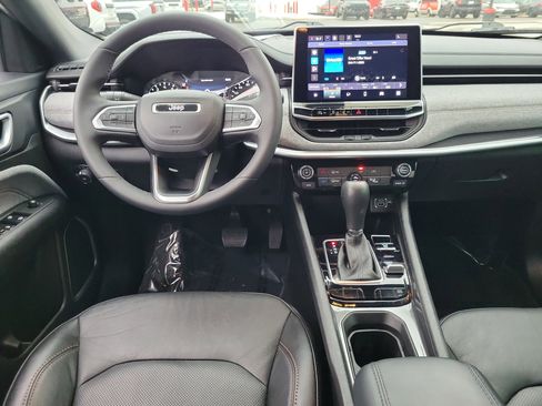 Used 2023 Jeep Compass Latitude image 10