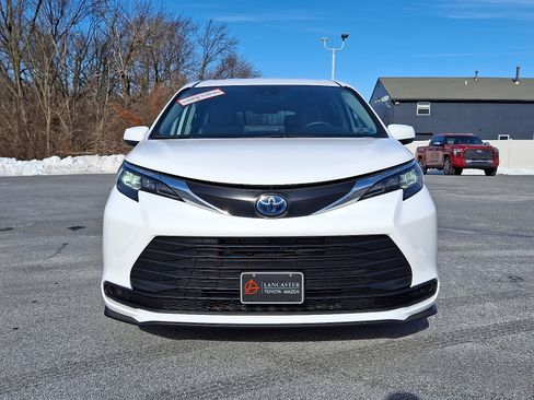 Used 2024 Toyota Sienna LE image 2