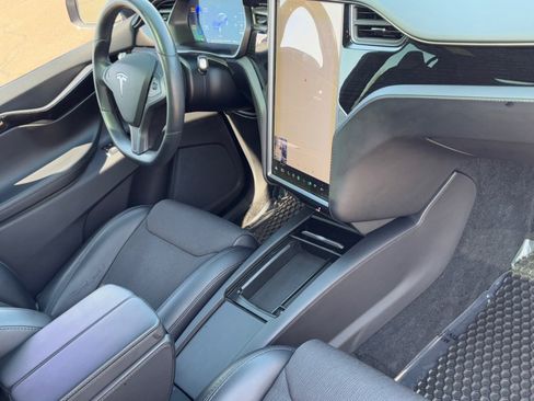 Used 2018 Tesla Model X 75D image 9