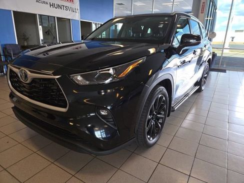 Used 2023 Toyota Highlander XLE image 4