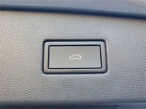 Certified 2022 Volkswagen Tiguan SE R-Line image 8