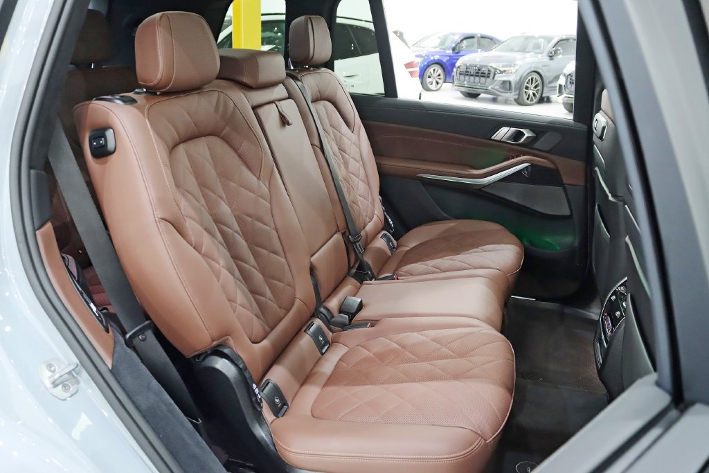 Used 2026 BMW X7 xDrive40i w/ M Sport Package AWD/4WD image 32