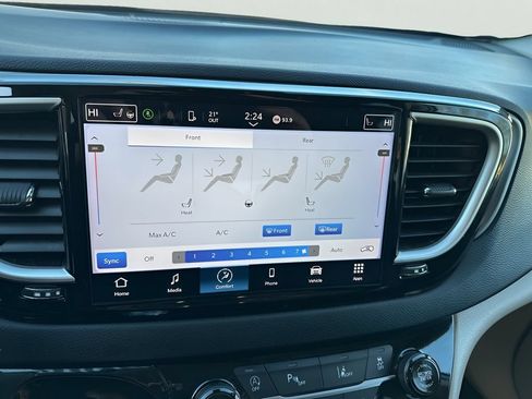 Used 2024 Chrysler Pacifica Touring-L FWD image 27