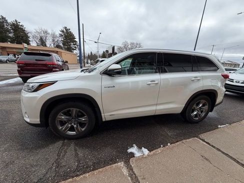 Used 2017 Toyota Highlander Limited Platinum image 4