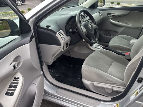 Used 2011 Toyota Corolla LE FWD image 2