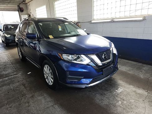 Used 2019 Nissan Rogue SV image 2