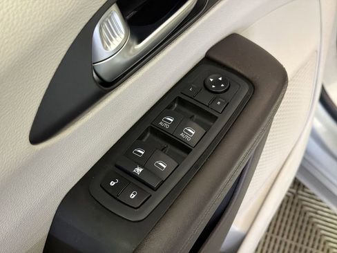 Used 2020 Chrysler Pacifica Touring-L image 13