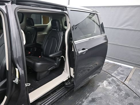 Used 2023 Chrysler Pacifica Touring-L image 19
