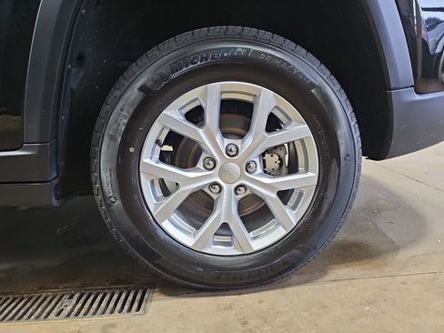 Used 2023 Jeep Grand Cherokee Limited image 32