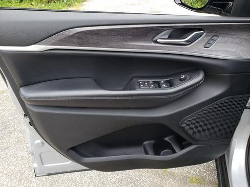 Used 2023 Jeep Grand Cherokee L Limited image 11