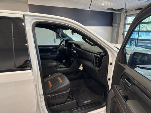 Used 2023 GMC Sierra 1500 AT4 w/ AT4 Premium Package AWD/4WD image 12