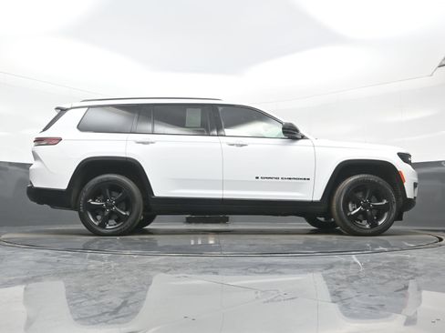Used 2023 Jeep Grand Cherokee L Laredo image 32