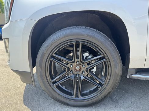 Used 2016 Cadillac Escalade Luxury AWD/4WD image 6