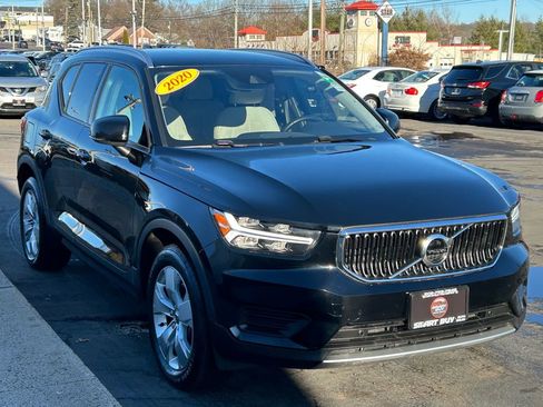 Used 2020 Volvo XC40 T4 Momentum w/ Premium Package image 4