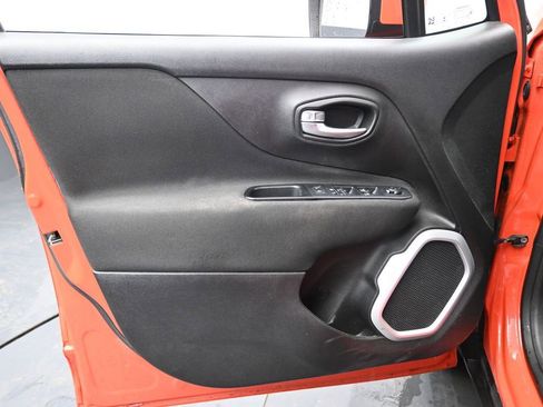 Used 2018 Jeep Renegade Latitude w/ Cold Weather Group image 27