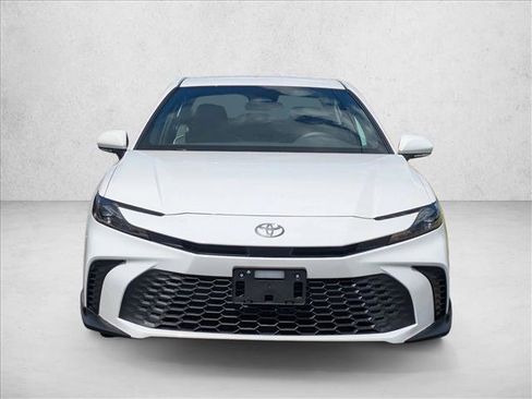 Used 2025 Toyota Camry SE image 2