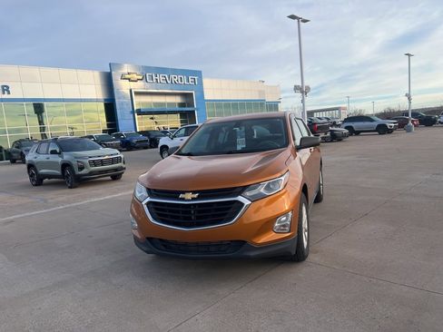 Used 2018 Chevrolet Equinox LS image 3