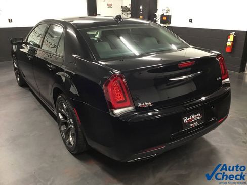 Used 2018 Chrysler 300 Touring w/ Sport Appearance Package image 7
