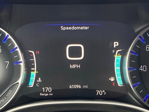 Used 2023 Chrysler Pacifica Touring-L image 17