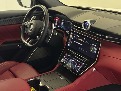 Used 2024 Maserati Grecale Trofeo image 61